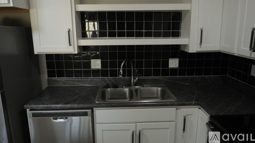 Alton Apartment: 611 Liberty Street