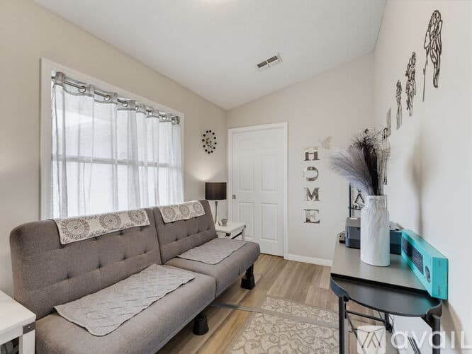 Spring Hill House: 13109 Lola Drive