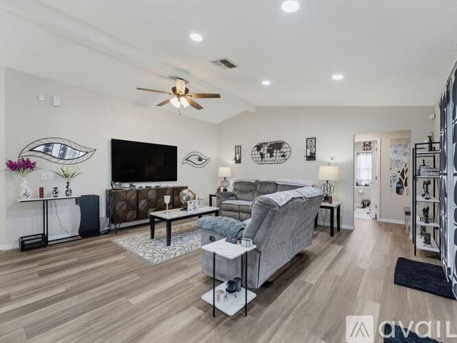 Spring Hill House: 13109 Lola Drive