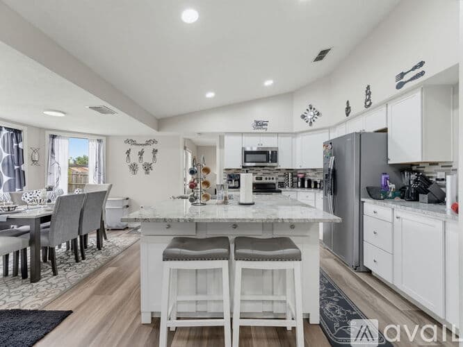 Spring Hill House: 13109 Lola Drive