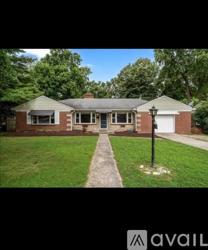 Lexington House: 2333 Southview Drive