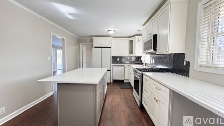 Marietta House: 552 Sybil Lane Southeast