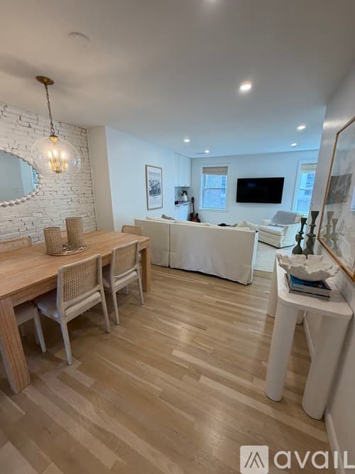 Boston House: 90 Prince Street Apt 5