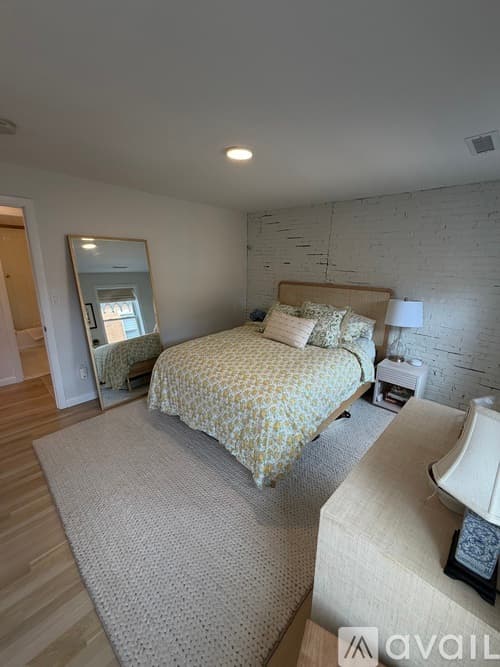 Boston House: 90 Prince Street Apt 5
