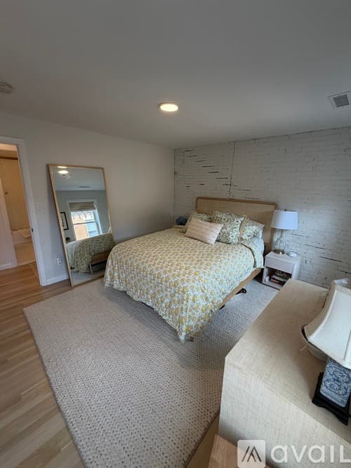 Boston House: 90 Prince Street Apt 5