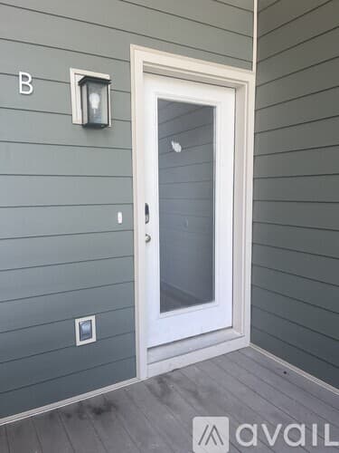Savannah Apartment: 1111 East 32nd Street