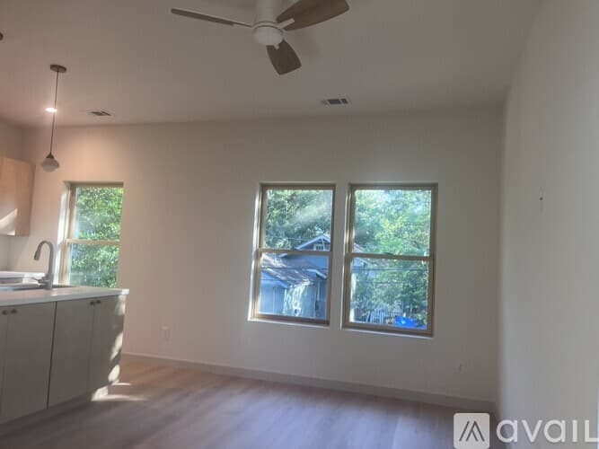 Savannah Apartment: 1111 East 32nd Street