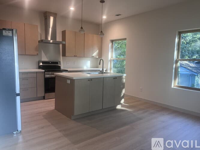 Savannah Apartment: 1111 East 32nd Street
