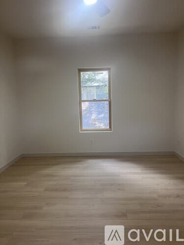 Savannah Apartment: 1111 East 32nd Street