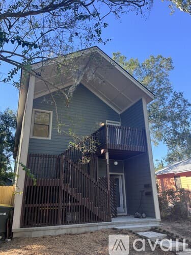 Savannah Apartment: 1111 East 32nd Street