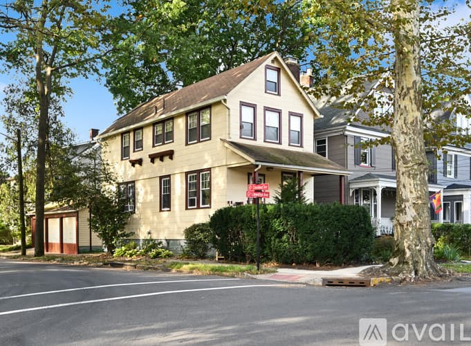 Bloomfield Apartment: 42 Llewellyn Avenue