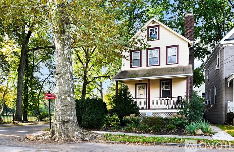 Bloomfield Apartment: 42 Llewellyn Avenue