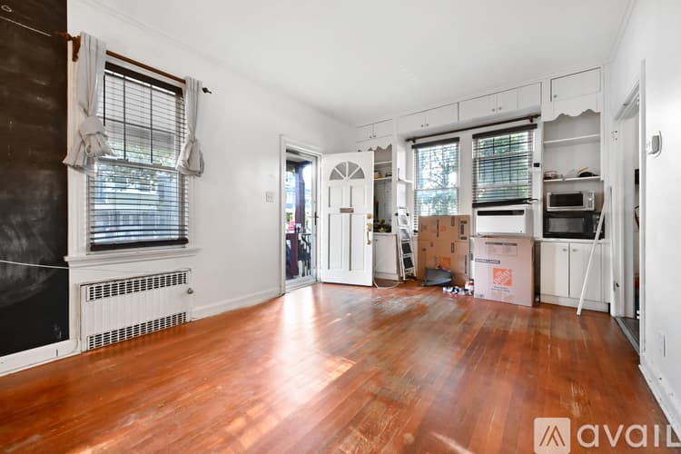 Bloomfield Apartment: 42 Llewellyn Avenue