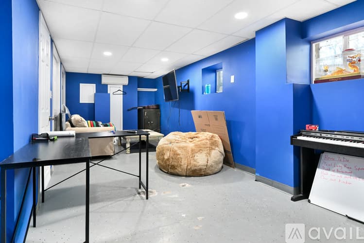 Bloomfield Apartment: 42 Llewellyn Avenue