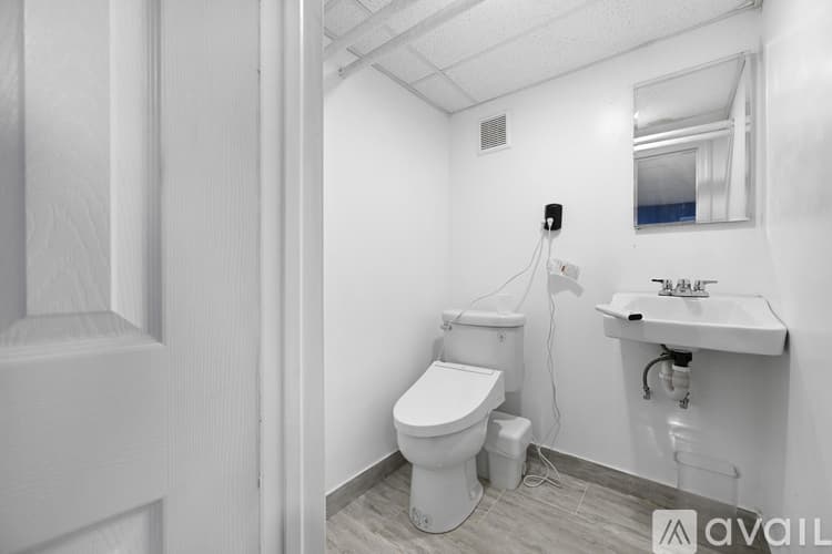 Bloomfield Apartment: 42 Llewellyn Avenue
