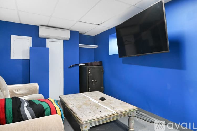 Bloomfield Apartment: 42 Llewellyn Avenue
