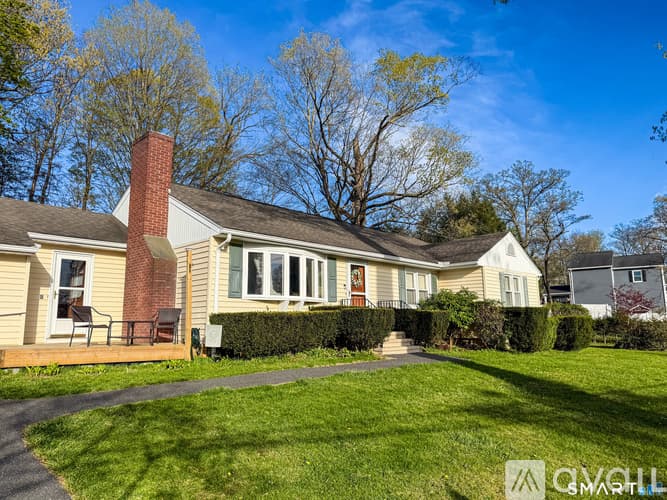 Danbury House: 10 Cedar Street