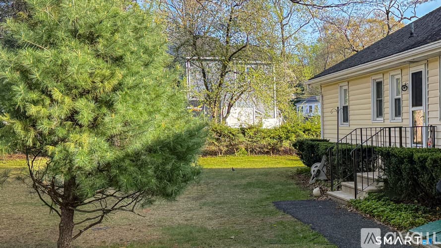 Danbury House: 10 Cedar Street