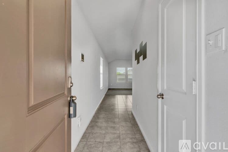 Justin House: 16617 Porterfield Ln
