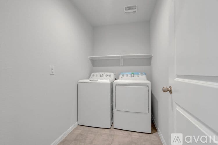 Justin House: 16617 Porterfield Ln