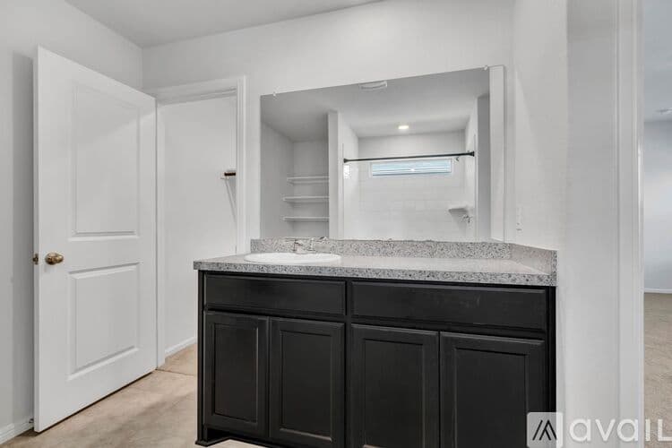 Justin House: 16617 Porterfield Ln