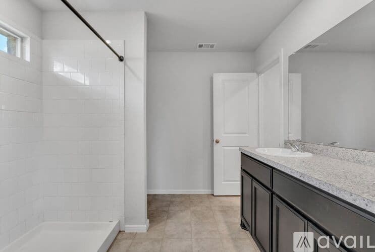 Justin House: 16617 Porterfield Ln
