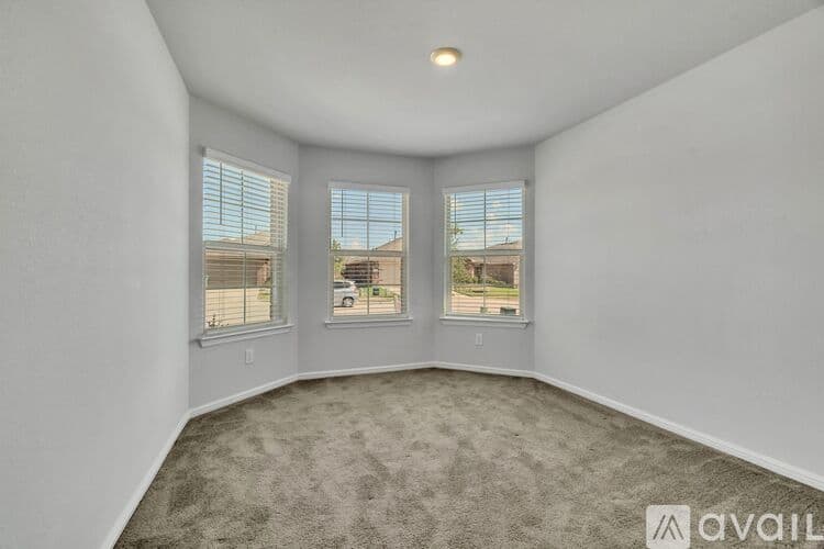 Justin House: 16617 Porterfield Ln