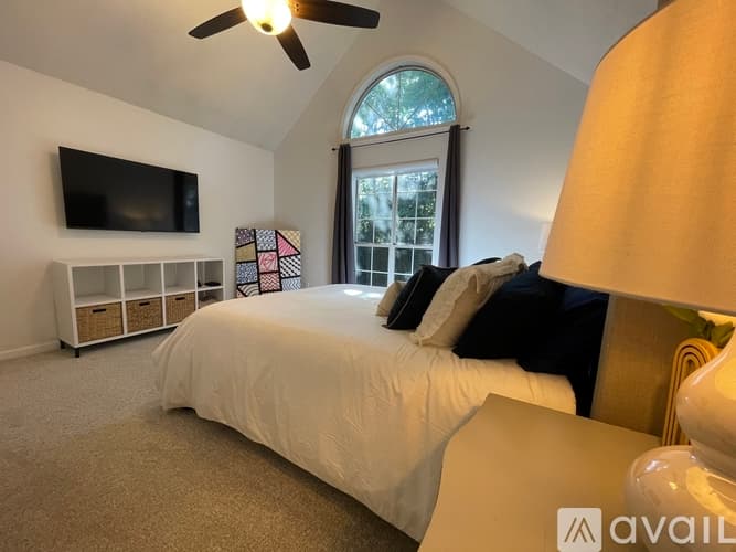 Decatur House: 1100 Ashbury Dr