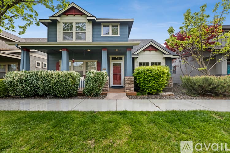 Eagle House: 922 East Winding Creek Drive