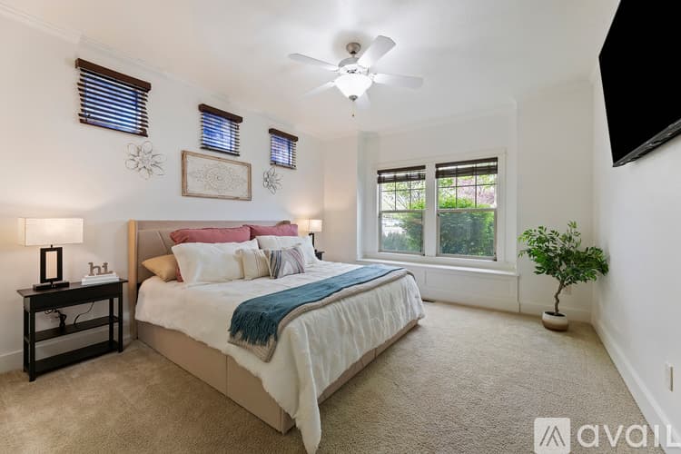 Eagle House: 922 East Winding Creek Drive
