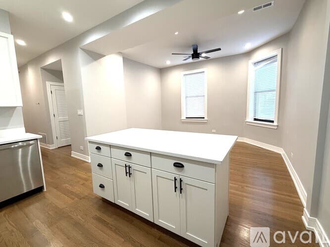 Chicago Apartment: 933 W Sheridan Rd