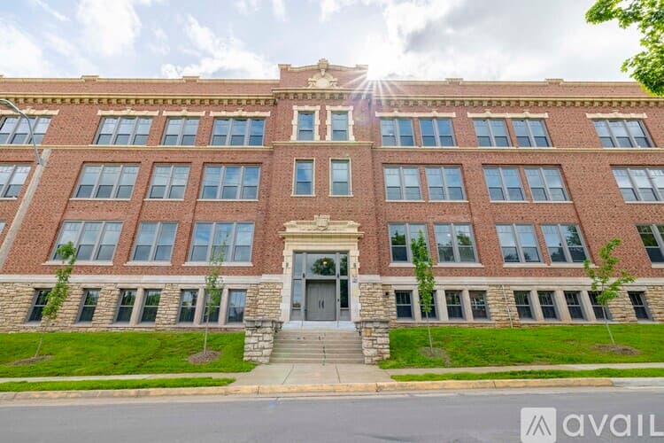 Kansas City Apartment: 315 East 39th Street