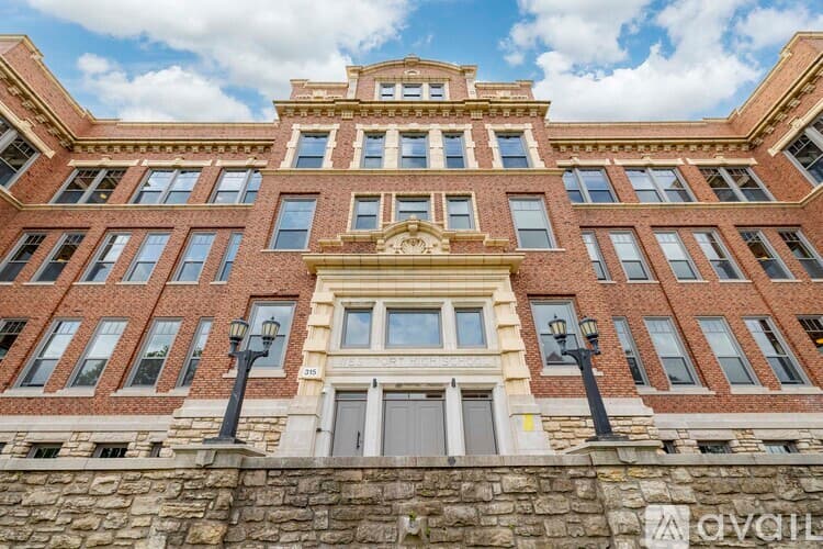 Kansas City Apartment: 315 East 39th Street
