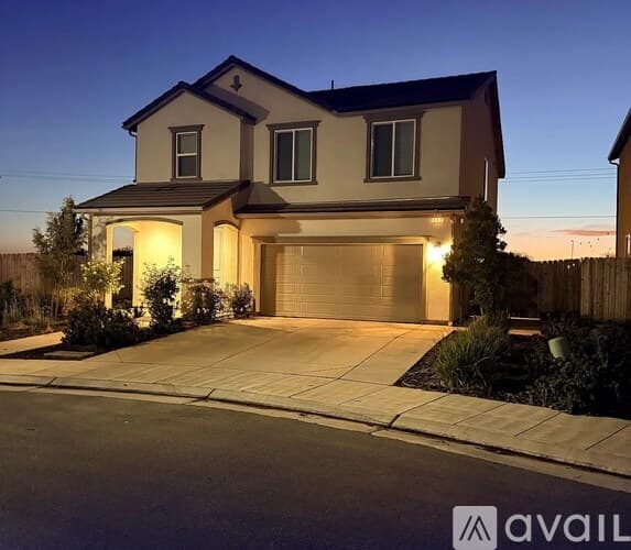 Madera House: 392 Talus Way South