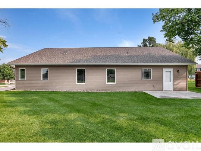Sauk Rapids House: 800 Wollak Way