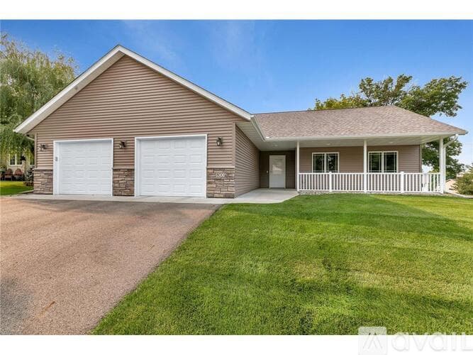 Sauk Rapids House: 800 Wollak Way