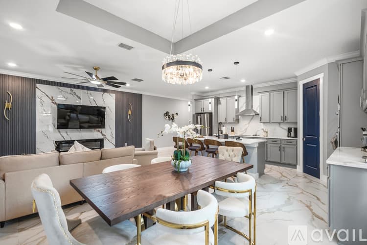 Spring Hill House: 14227 Spring Hill Dr