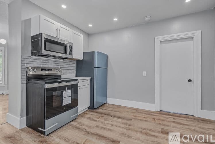 Attleboro Apartment: 39 Hope St