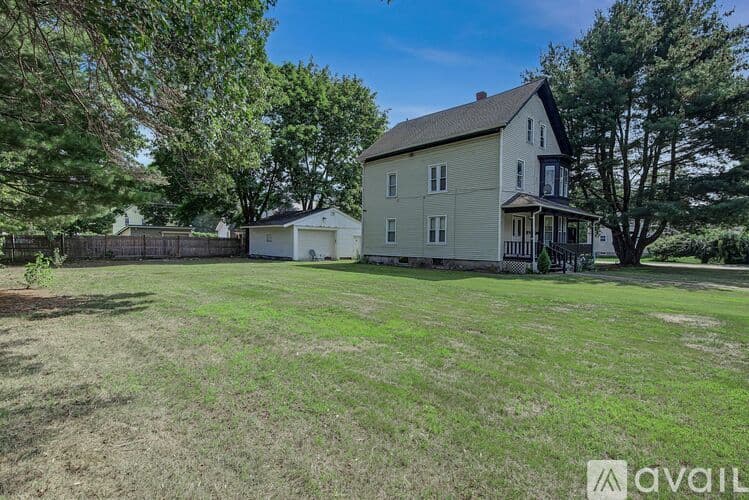 Attleboro Apartment: 39 Hope St