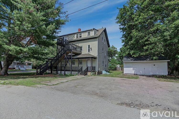Attleboro Apartment: 39 Hope St