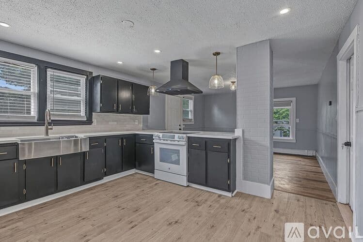 Attleboro Apartment: 39 Hope St