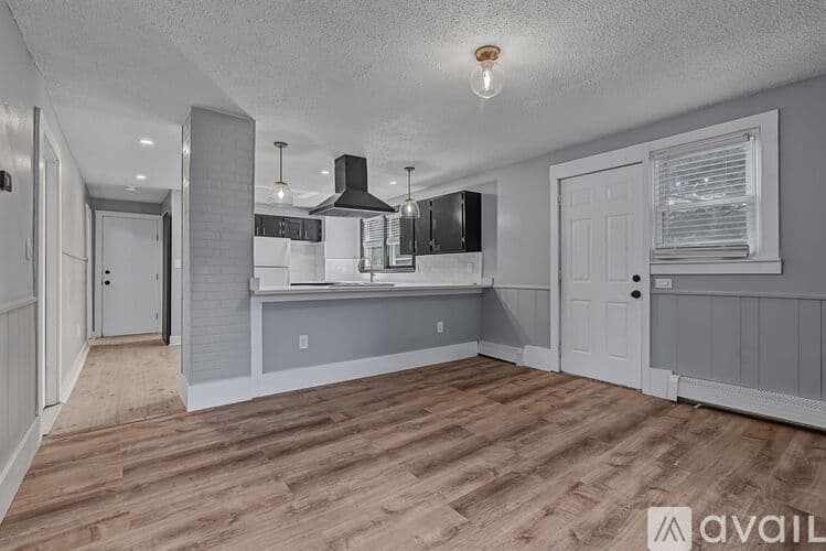 Attleboro Apartment: 39 Hope St