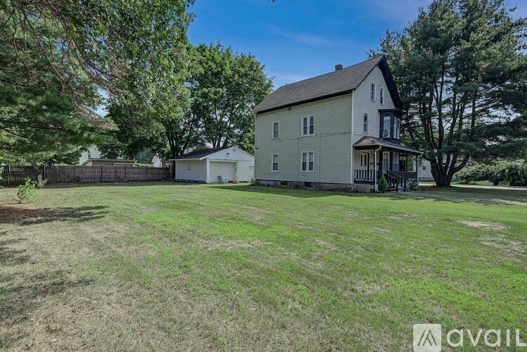 Attleboro Apartment: 39 Hope St