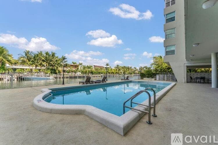 Bay Harbor Islands Apartment: 9500 W Bay Harbor Dr