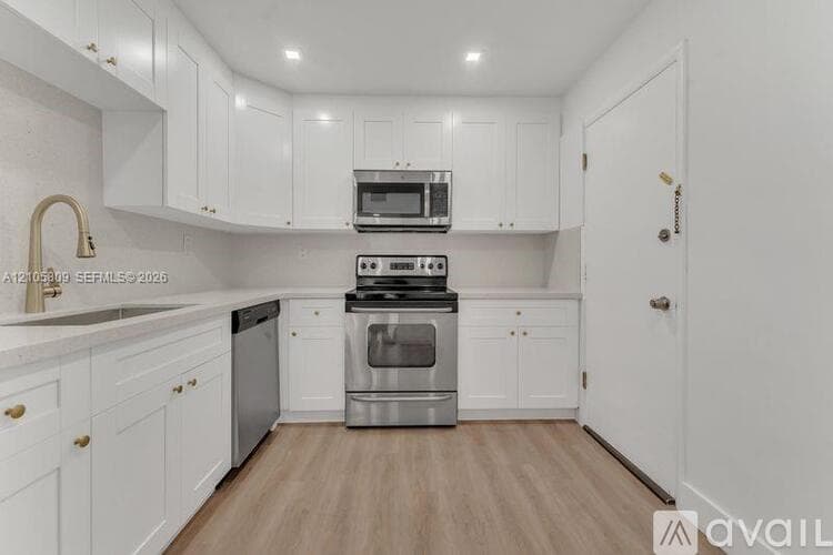 Bay Harbor Islands Apartment: 9500 W Bay Harbor Dr