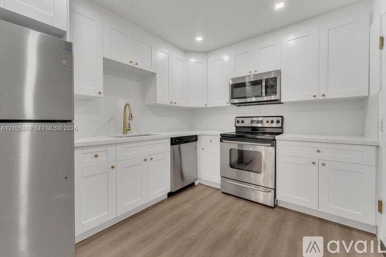 Bay Harbor Islands Apartment: 9500 W Bay Harbor Dr