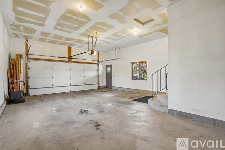 Bloomington House: 8912 Vincent Place
