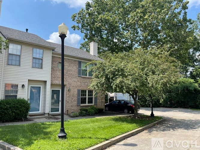 Lexington Townhome: 3175 Kirklevington Dr