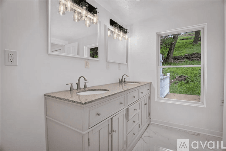 Oakmont House: 635 Valley St