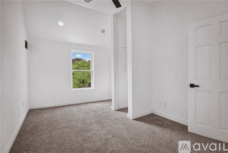 Oakmont House: 635 Valley St
